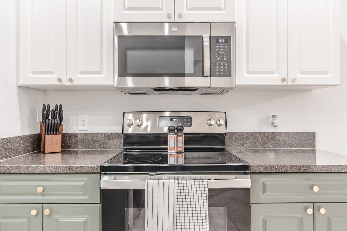 5 Mi to Beach + 3BR w/Private Pool + Grill