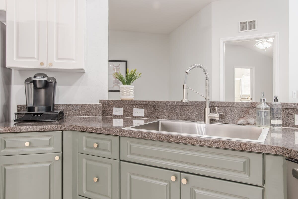 5 Mi to Beach + 3BR w/Private Pool + Grill