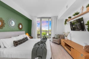 2 Br Apt -Balcony- Resort w/Pool - Gym