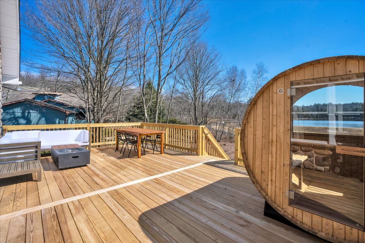 Lake Lux | Lakefront Log Cabin | Hot Tub | Sauna