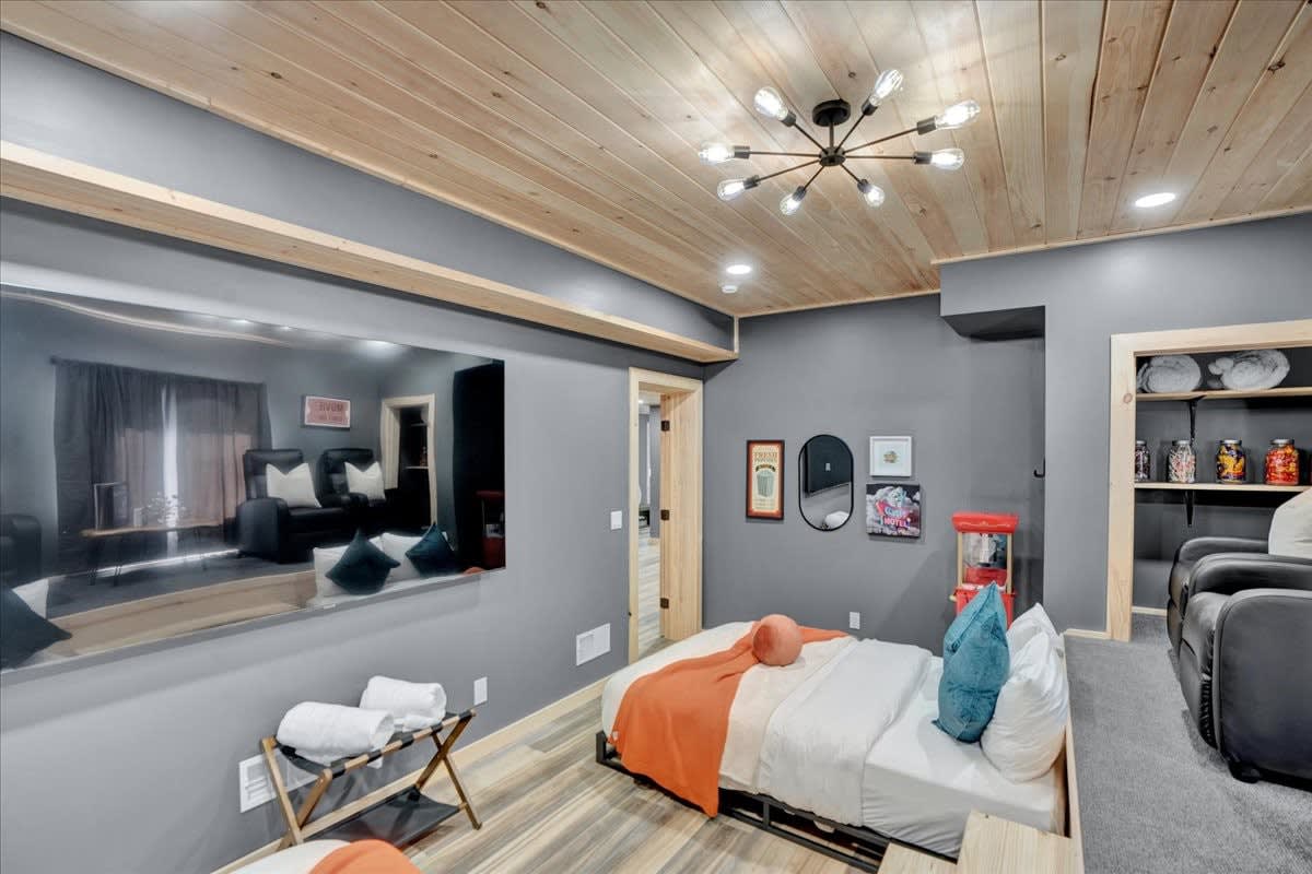 Lake Lux | Lakefront Log Cabin | Hot Tub | Sauna