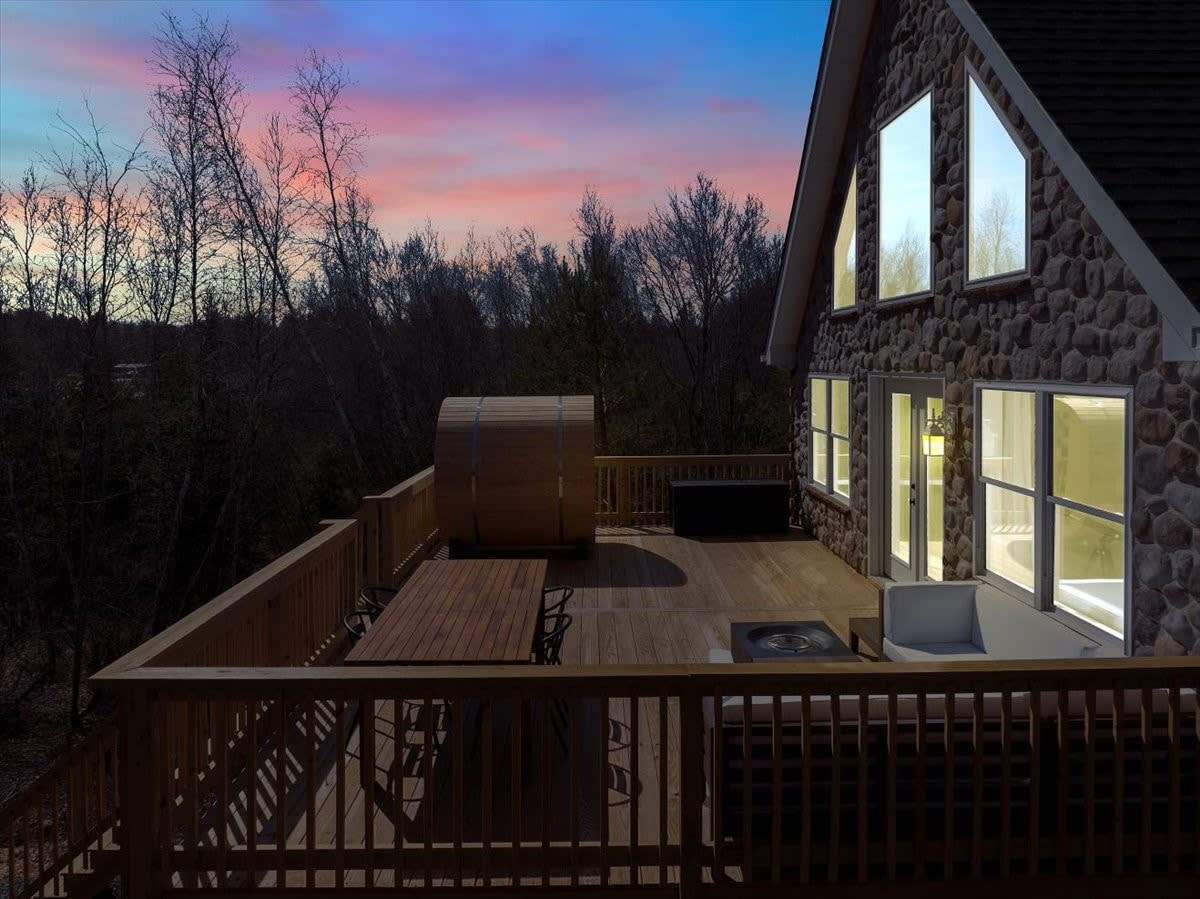 Lake Lux | Lakefront Log Cabin | Hot Tub | Sauna