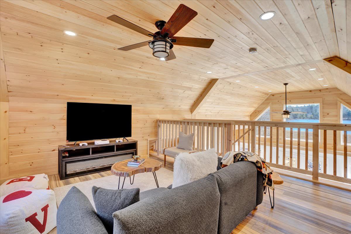 Lake Lux | Lakefront Log Cabin | Hot Tub | Sauna