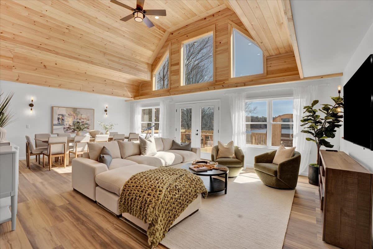 Lake Lux | Lakefront Log Cabin | Hot Tub | Sauna