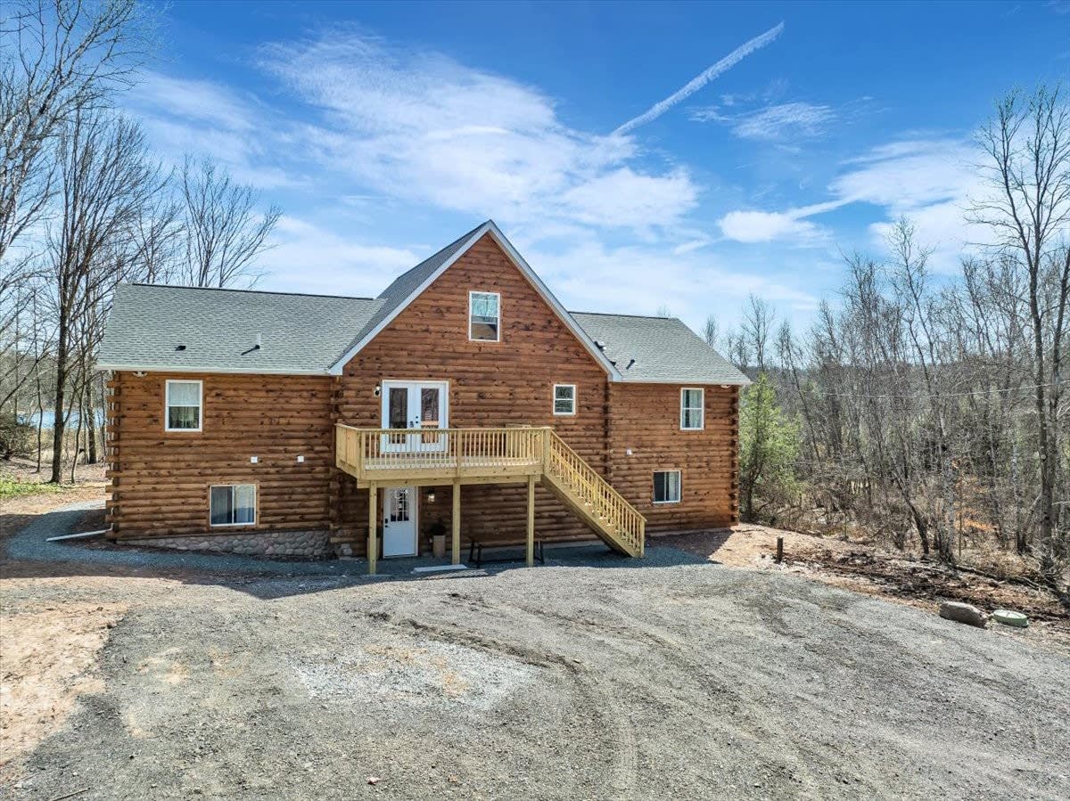 Lake Lux | Lakefront Log Cabin | Hot Tub | Sauna