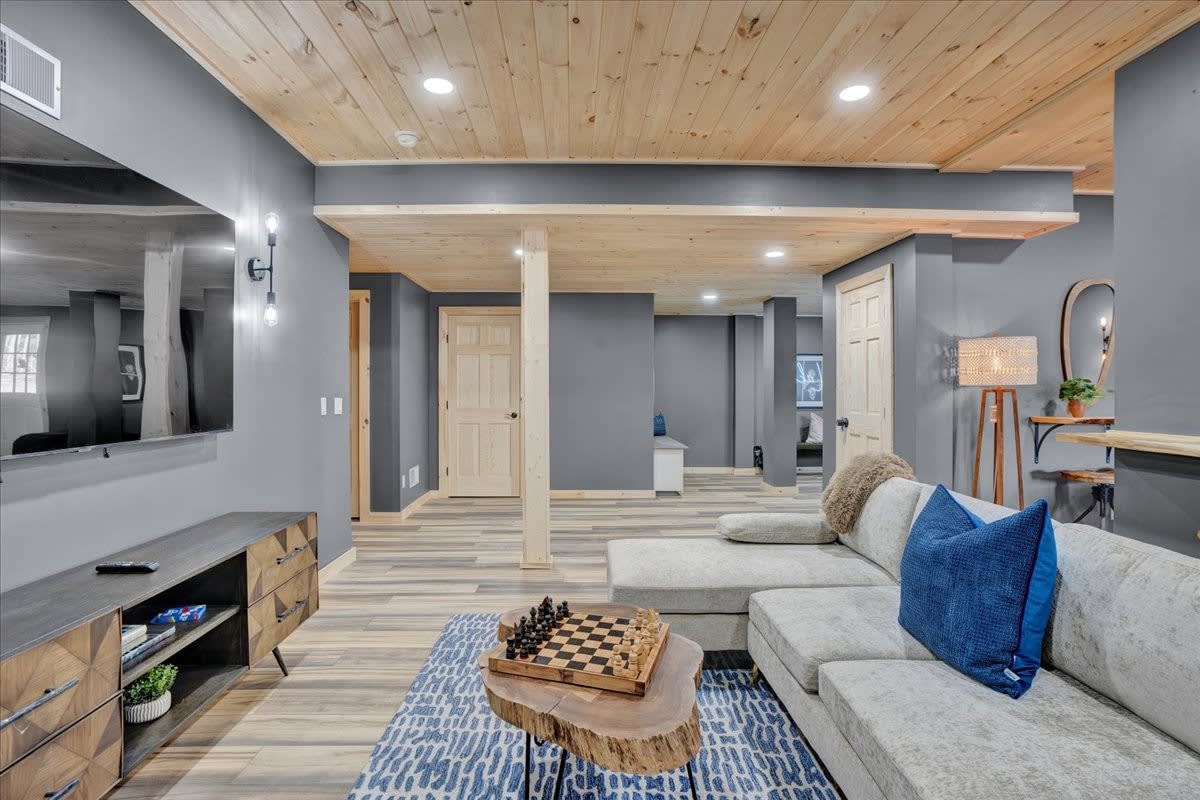 Lake Lux | Lakefront Log Cabin | Hot Tub | Sauna