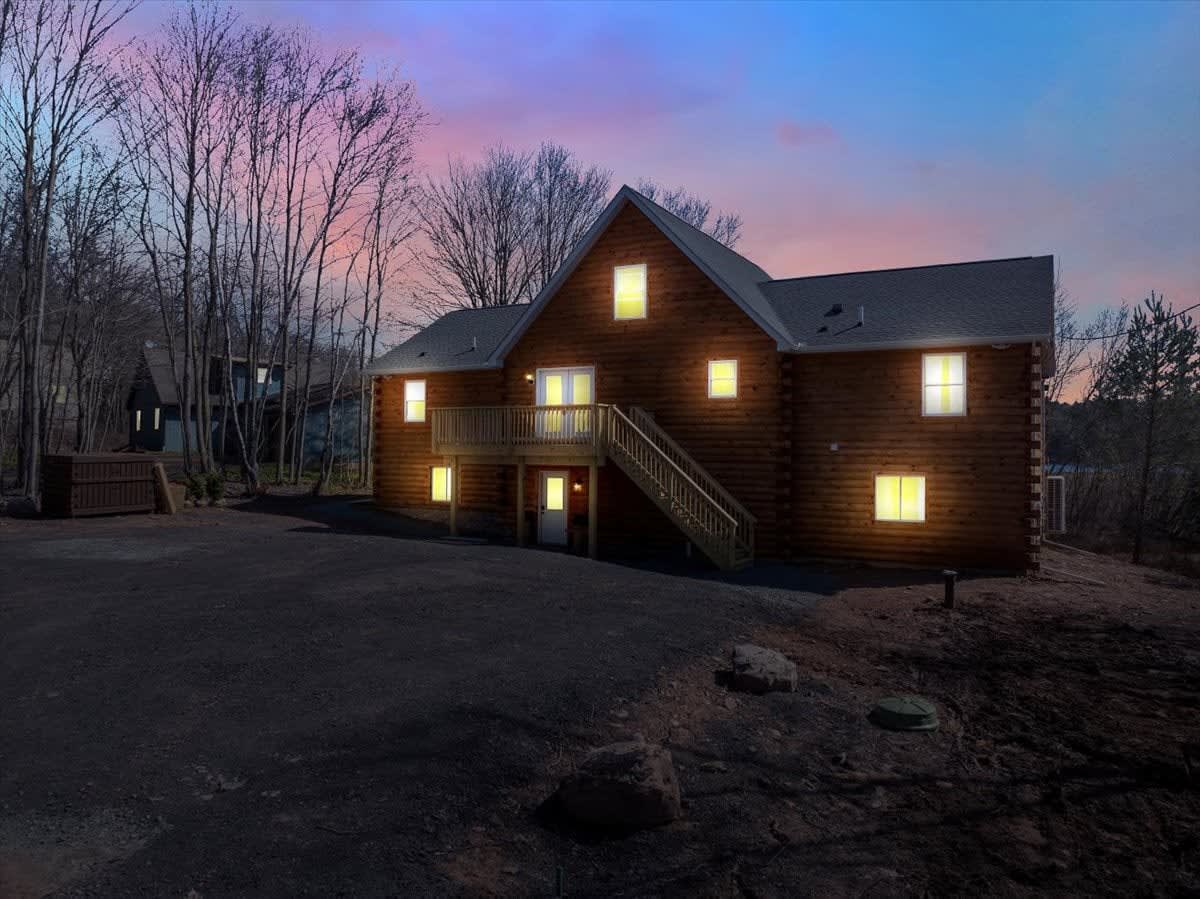 Lake Lux | Lakefront Log Cabin | Hot Tub | Sauna