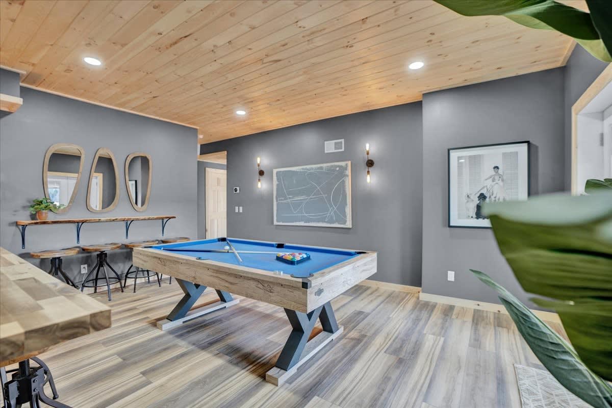 Lake Lux | Lakefront Log Cabin | Hot Tub | Sauna