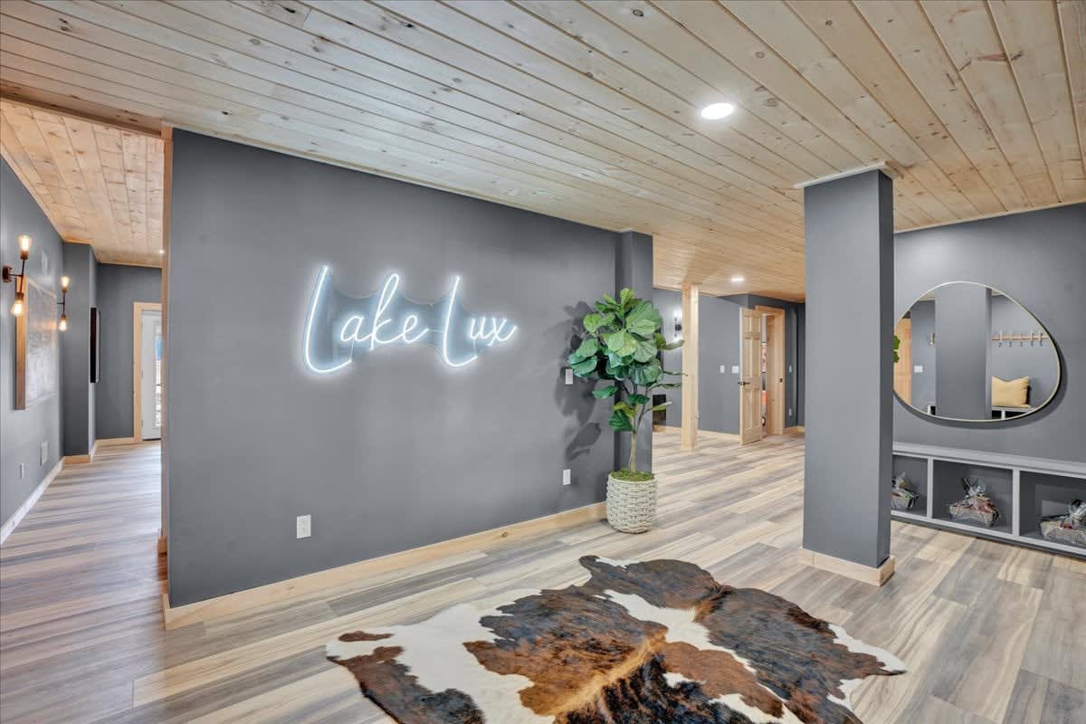 Lake Lux | Lakefront Log Cabin | Hot Tub | Sauna