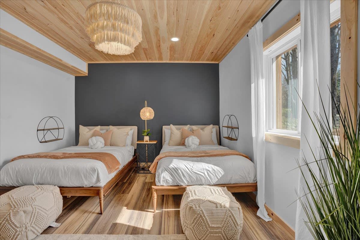 Lake Lux | Lakefront Log Cabin | Hot Tub | Sauna