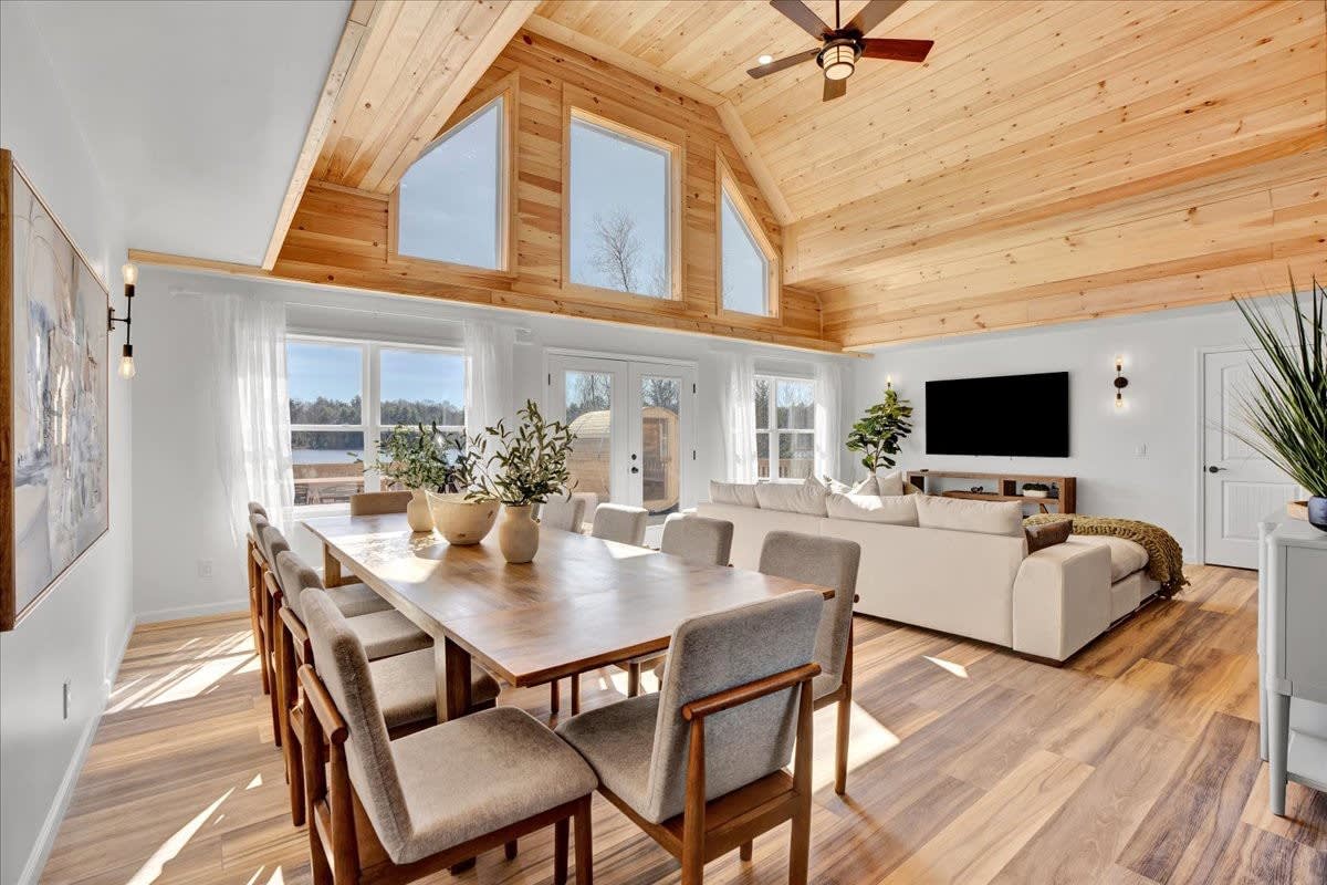 Lake Lux | Lakefront Log Cabin | Hot Tub | Sauna