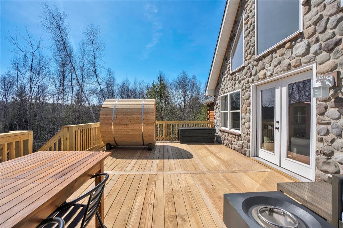 Lake Lux | Lakefront Log Cabin | Hot Tub | Sauna