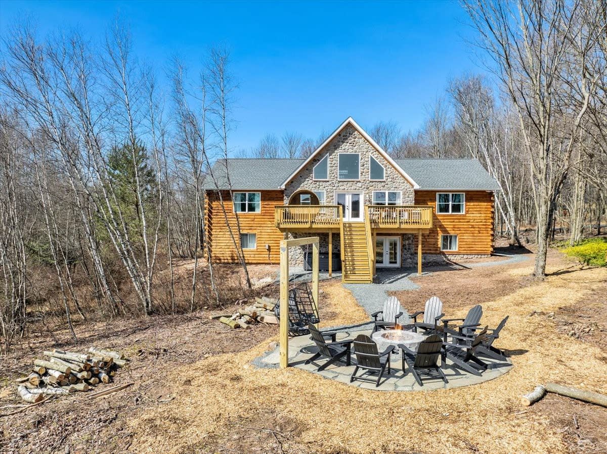 Lake Lux | Lakefront Log Cabin | Hot Tub | Sauna
