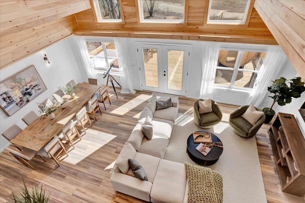 Lake Lux | Lakefront Log Cabin | Hot Tub | Sauna
