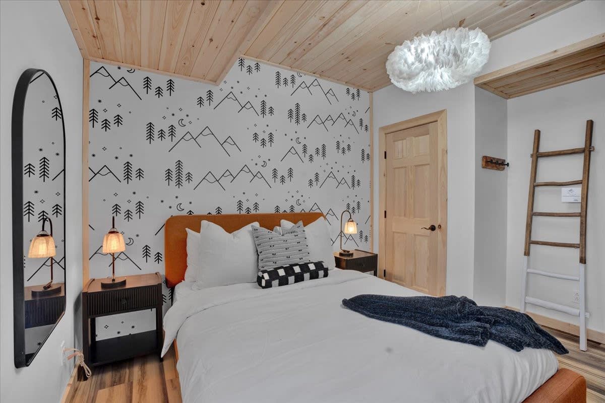 Lake Lux | Lakefront Log Cabin | Hot Tub | Sauna