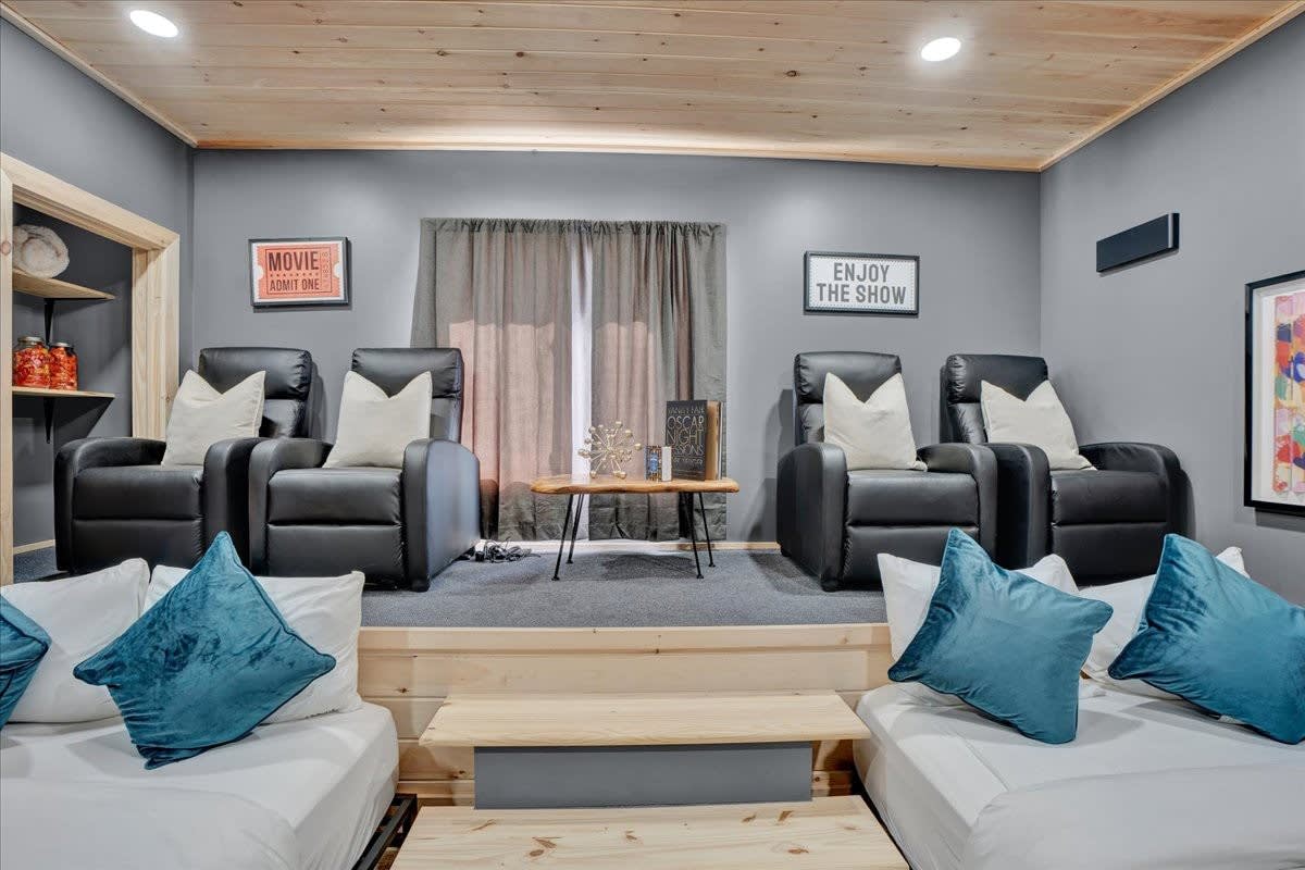 Lake Lux | Lakefront Log Cabin | Hot Tub | Sauna