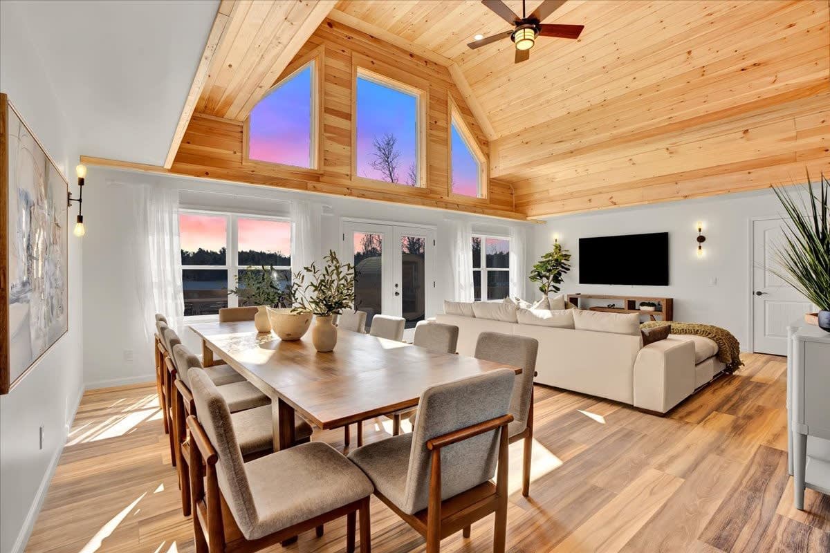 Lake Lux | Lakefront Log Cabin | Hot Tub | Sauna