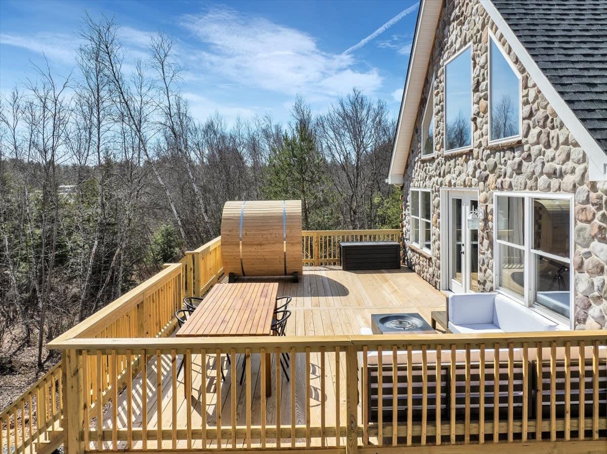 Lake Lux | Lakefront Log Cabin | Hot Tub | Sauna