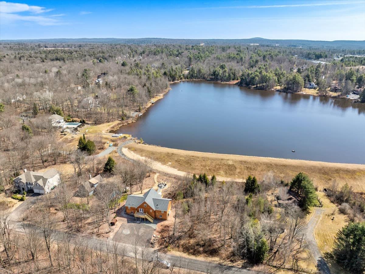 Lake Lux | Lakefront Log Cabin | Hot Tub | Sauna