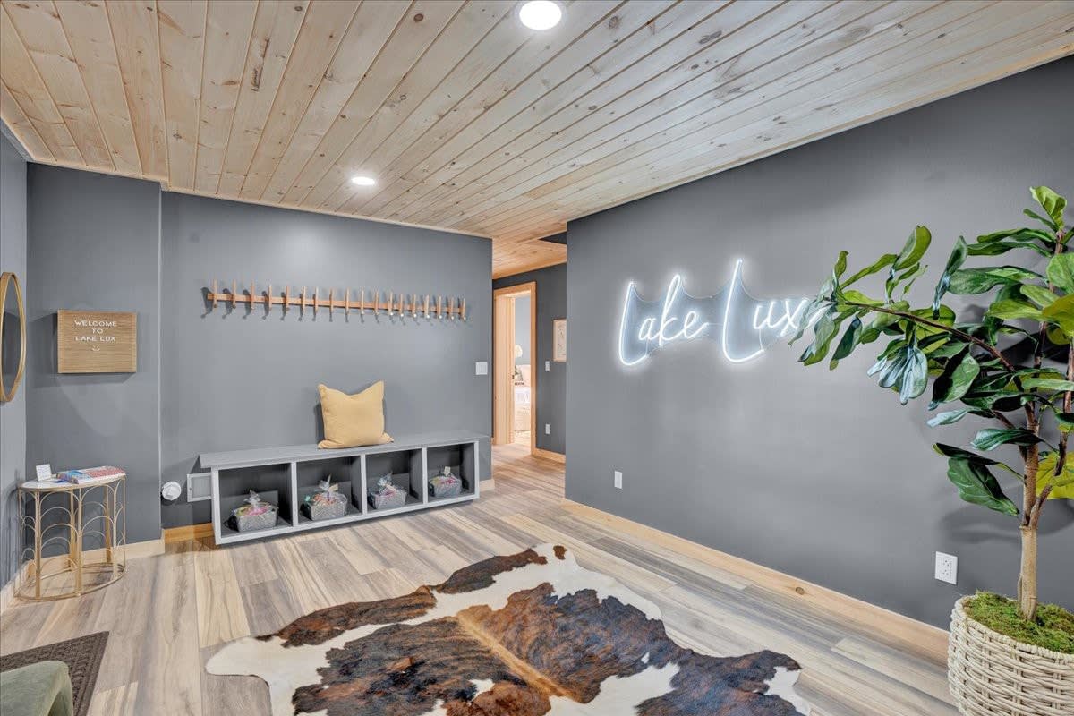 Lake Lux | Lakefront Log Cabin | Hot Tub | Sauna