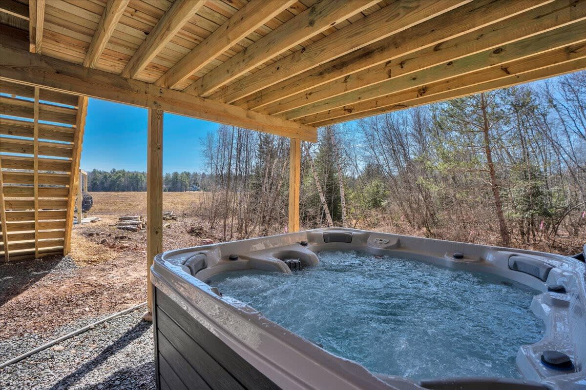 Lake Lux | Lakefront Log Cabin | Hot Tub | Sauna