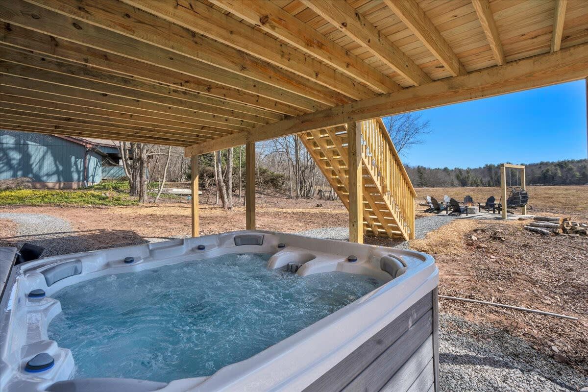 Lake Lux | Lakefront Log Cabin | Hot Tub | Sauna