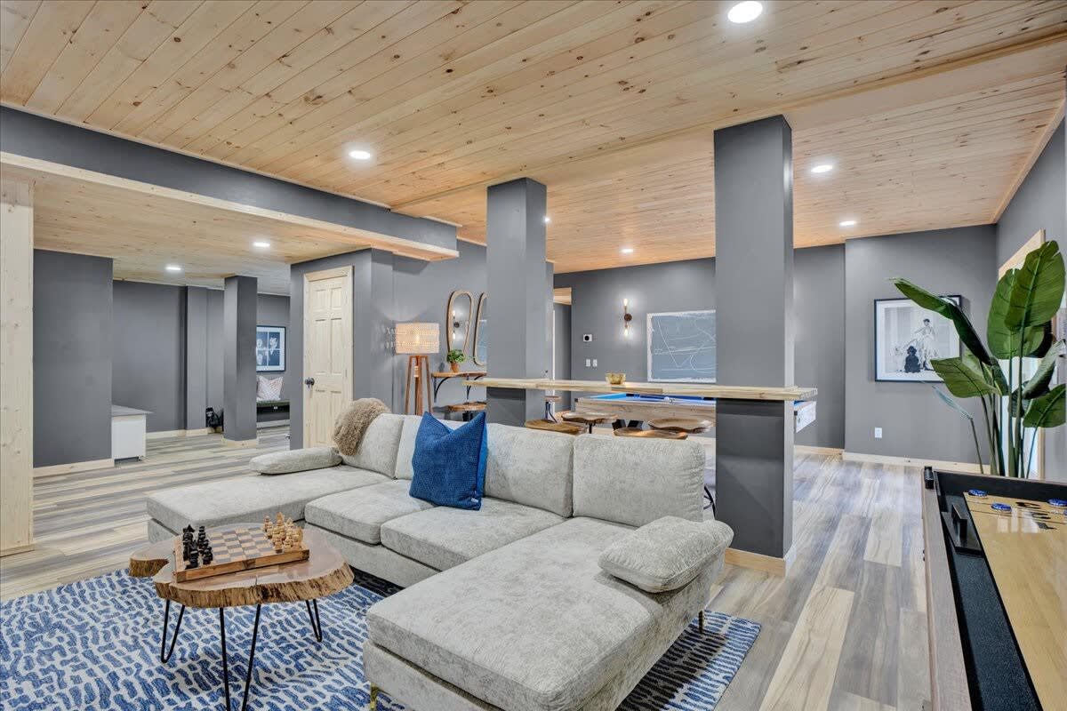 Lake Lux | Lakefront Log Cabin | Hot Tub | Sauna