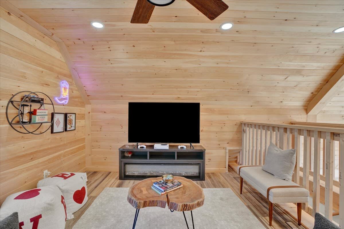 Lake Lux | Lakefront Log Cabin | Hot Tub | Sauna