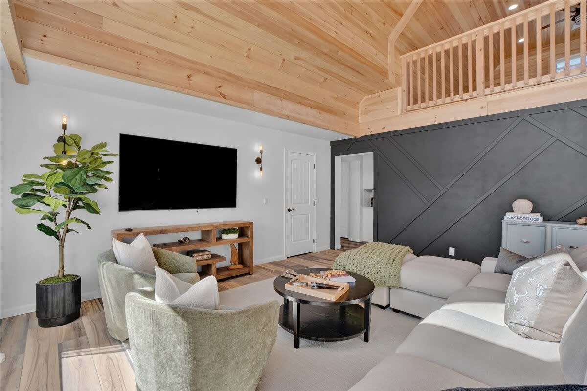 Lake Lux | Lakefront Log Cabin | Hot Tub | Sauna
