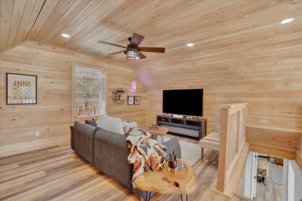 Lake Lux | Lakefront Log Cabin | Hot Tub | Sauna