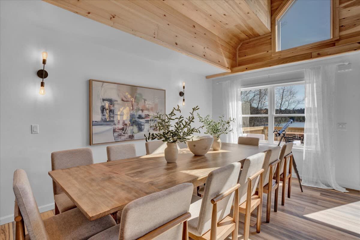Lake Lux | Lakefront Log Cabin | Hot Tub | Sauna