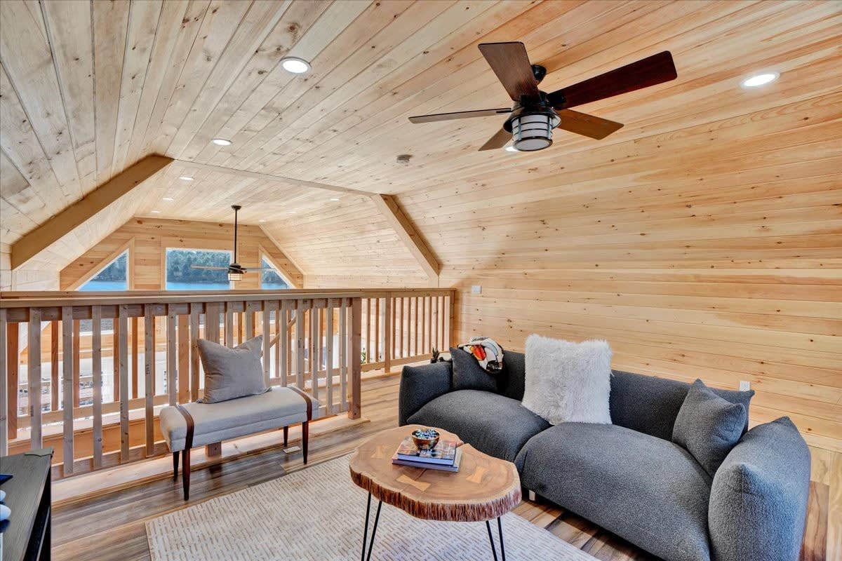 Lake Lux | Lakefront Log Cabin | Hot Tub | Sauna
