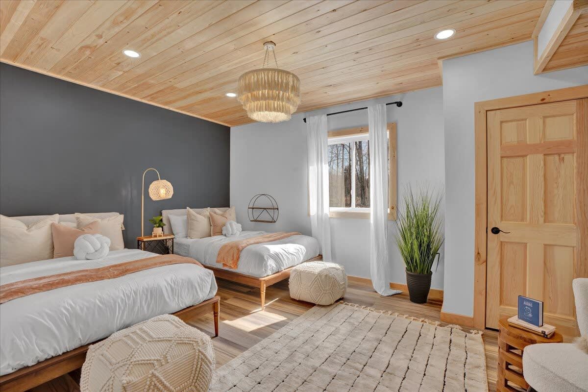 Lake Lux | Lakefront Log Cabin | Hot Tub | Sauna