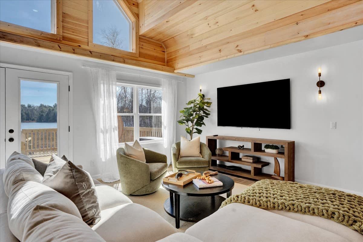 Lake Lux | Lakefront Log Cabin | Hot Tub | Sauna