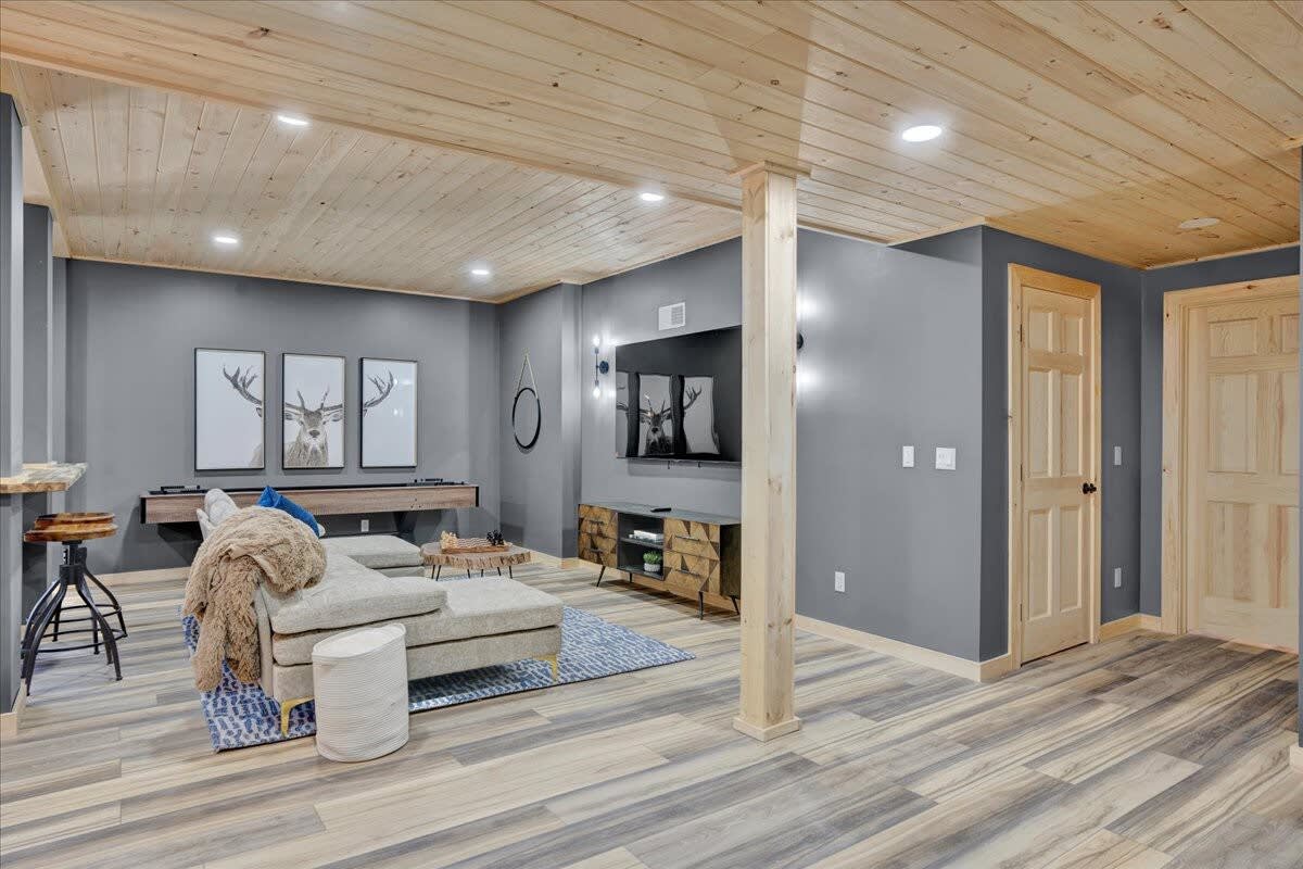 Lake Lux | Lakefront Log Cabin | Hot Tub | Sauna