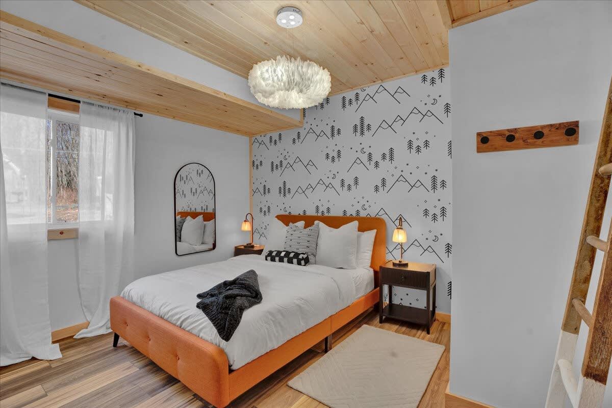 Lake Lux | Lakefront Log Cabin | Hot Tub | Sauna