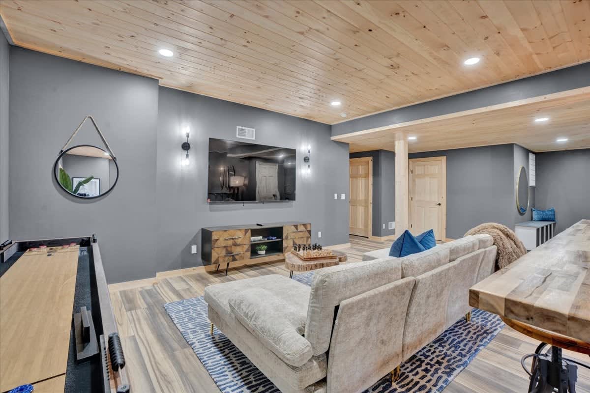 Lake Lux | Lakefront Log Cabin | Hot Tub | Sauna