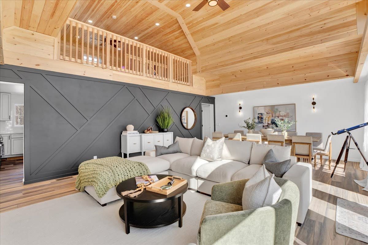 Lake Lux | Lakefront Log Cabin | Hot Tub | Sauna