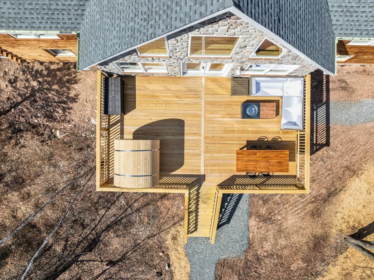Lake Lux | Lakefront Log Cabin | Hot Tub | Sauna