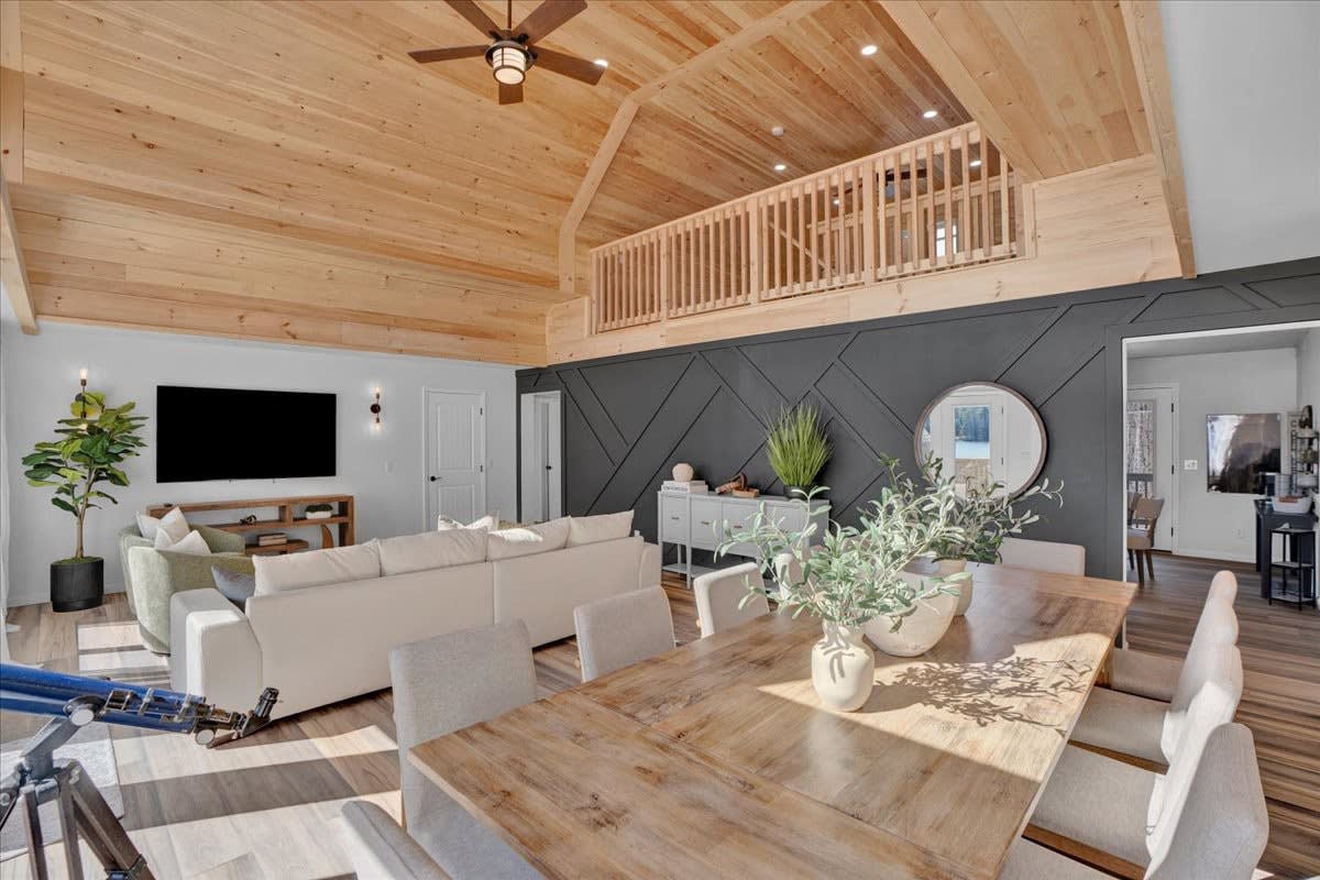Lake Lux | Lakefront Log Cabin | Hot Tub | Sauna