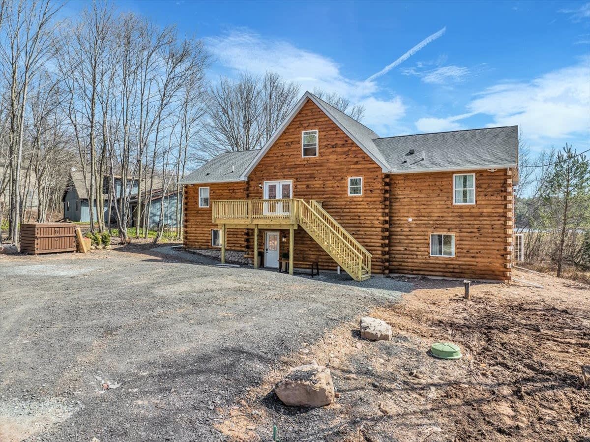 Lake Lux | Lakefront Log Cabin | Hot Tub | Sauna