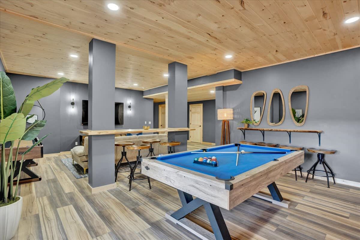 Lake Lux | Lakefront Log Cabin | Hot Tub | Sauna