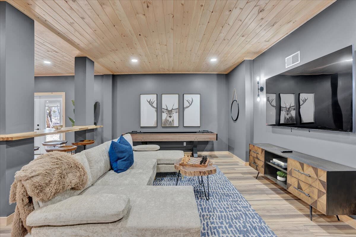 Lake Lux | Lakefront Log Cabin | Hot Tub | Sauna