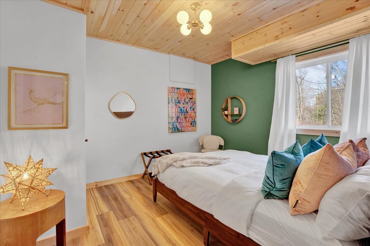 Lake Lux | Lakefront Log Cabin | Hot Tub | Sauna