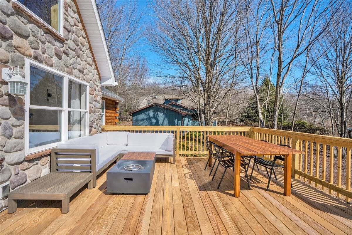 Lake Lux | Lakefront Log Cabin | Hot Tub | Sauna