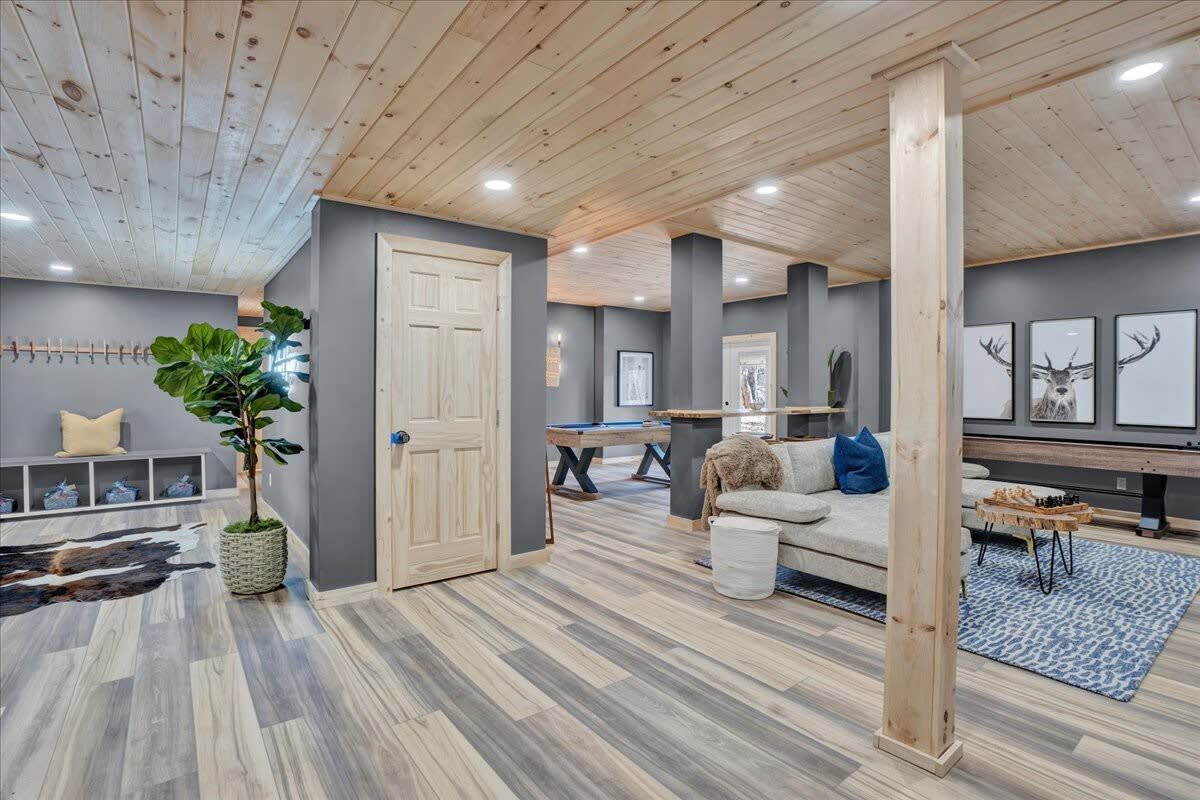 Lake Lux | Lakefront Log Cabin | Hot Tub | Sauna