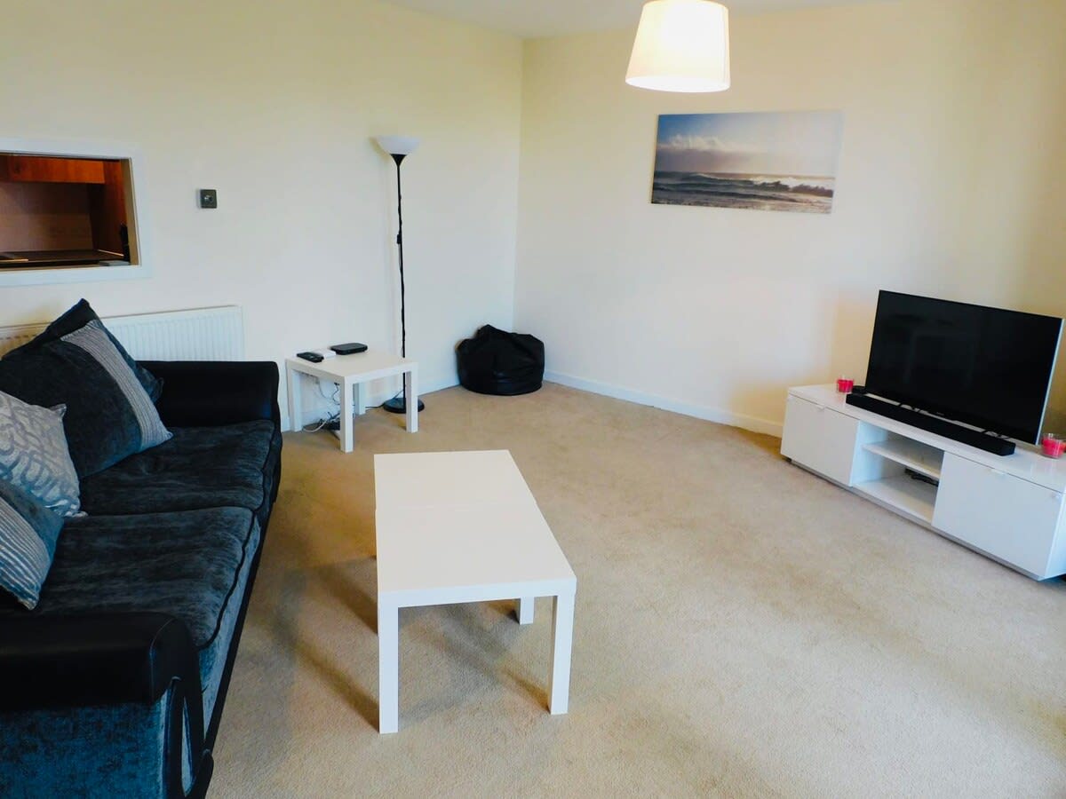 No 2 - Modern 2 Bed Apartment, Close to Gla Airport & M8