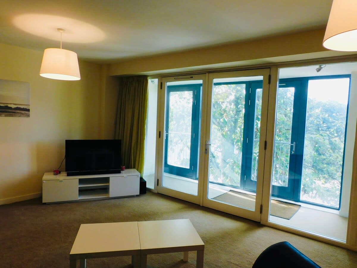 No 2 - Modern 2 Bed Apartment, Close to Gla Airport & M8