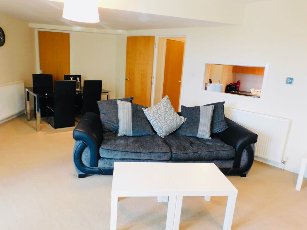 No 2 - Modern 2 Bed Apartment, Close to Gla Airport & M8