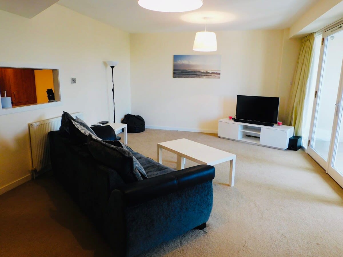 No 2 - Modern 2 Bed Apartment, Close to Gla Airport & M8